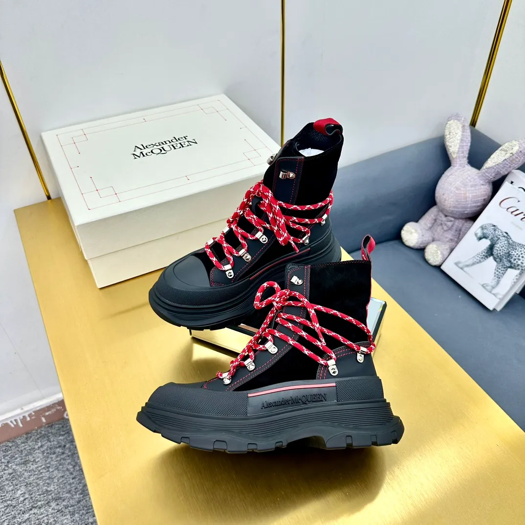 👟👟Ex-factory price 680👟👟 Alexander McQueen's latest thick-soled Martin boots, original 1:1 development, outsole original open-film TPU sole, fabric full-grain cowhide + high mercerized cowhide, lining sheepskin original hardware carabiner bottom height 5cm Size: #35-40 39-45
